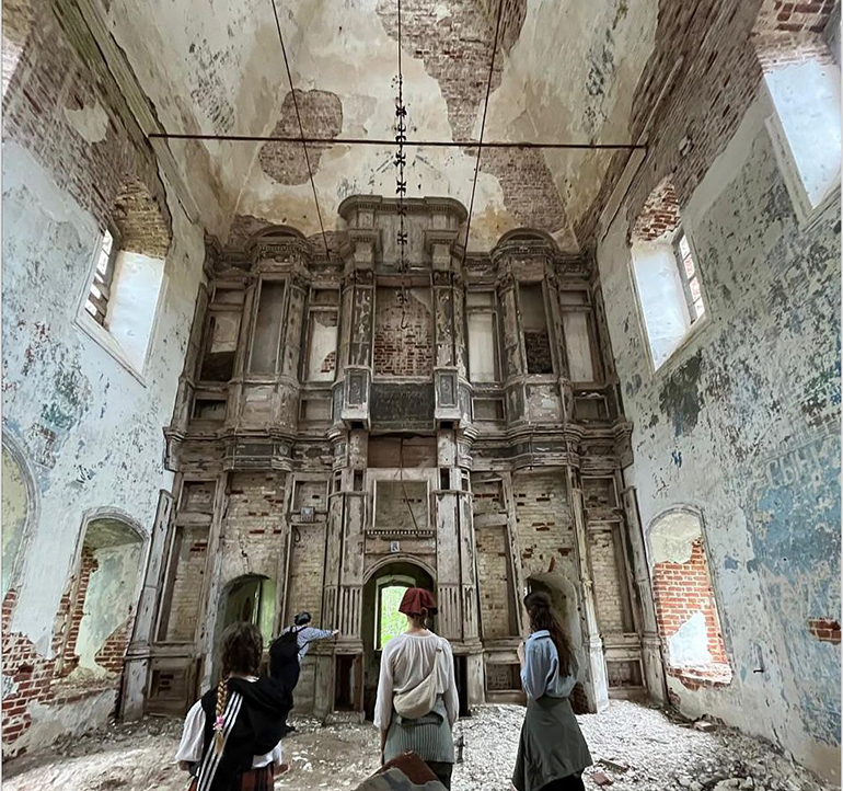 Студенты ПСТГУ пишут иконы для возрождающегося храма в Костромской области