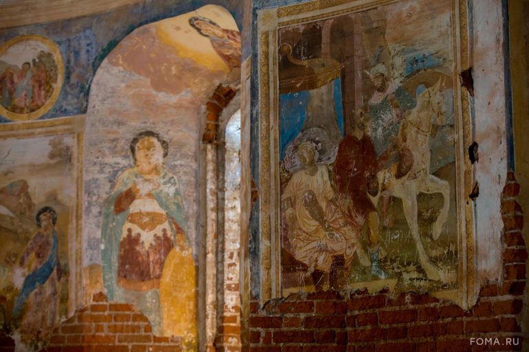 Первая архиерейская литургия за 100 лет, гиды-ангелы и икона, спасенная на кладбище: в старинном ярославском селе прошел фестиваль «А Курба будет жить!»