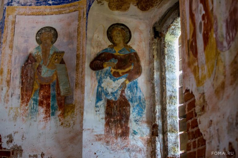 Первая архиерейская литургия за 100 лет, гиды-ангелы и икона, спасенная на кладбище: в старинном ярославском селе прошел фестиваль «А Курба будет жить!»