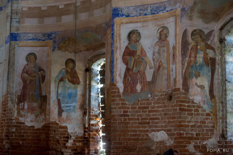 Первая архиерейская литургия за 100 лет, гиды-ангелы и икона, спасенная на кладбище: в старинном ярославском селе прошел фестиваль «А Курба будет жить!»
