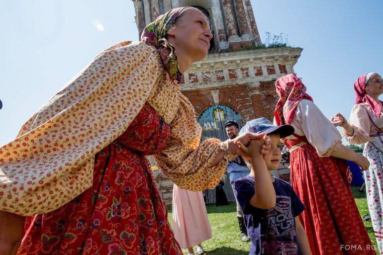 Первая архиерейская литургия за 100 лет, гиды-ангелы и икона, спасенная на кладбище: в старинном ярославском селе прошел фестиваль «А Курба будет жить!»