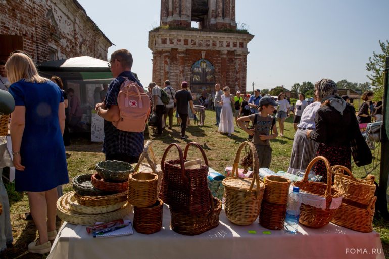 Первая архиерейская литургия за 100 лет, гиды-ангелы и икона, спасенная на кладбище: в старинном ярославском селе прошел фестиваль «А Курба будет жить!»