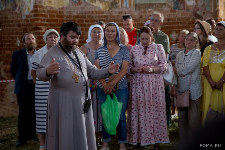 Первая архиерейская литургия за 100 лет, гиды-ангелы и икона, спасенная на кладбище: в старинном ярославском селе прошел фестиваль «А Курба будет жить!»