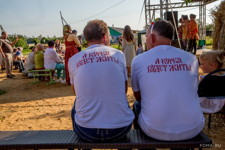 Первая архиерейская литургия за 100 лет, гиды-ангелы и икона, спасенная на кладбище: в старинном ярославском селе прошел фестиваль «А Курба будет жить!»