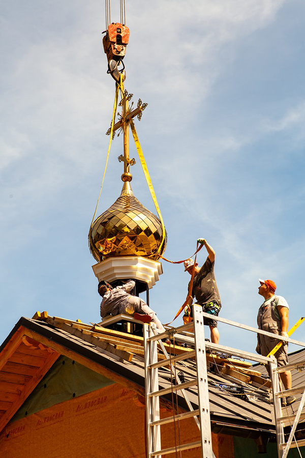 В Переславле-Залесском установили крест на купол храма филиала больницы святителя Алексия
