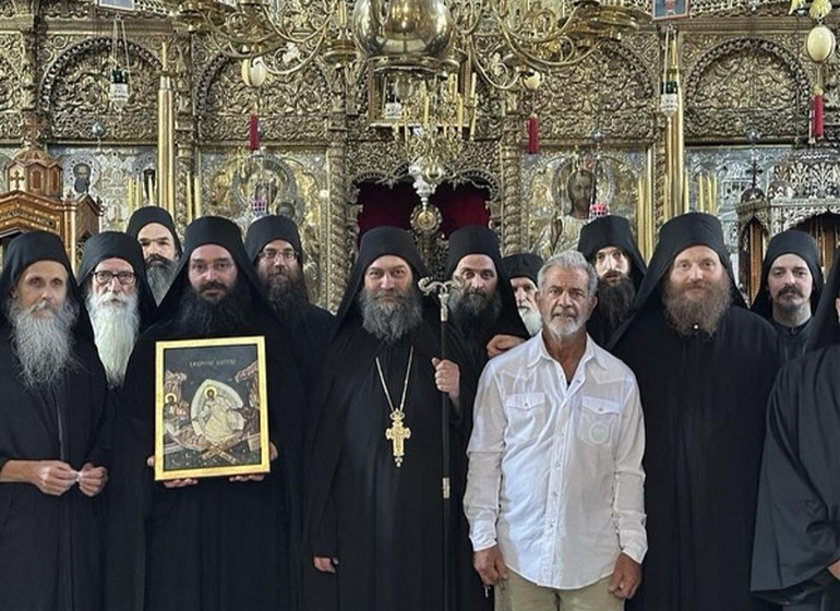 Мел Гибсон побывал на службах в монастыре Хиландар и сфотографировался с братией обители