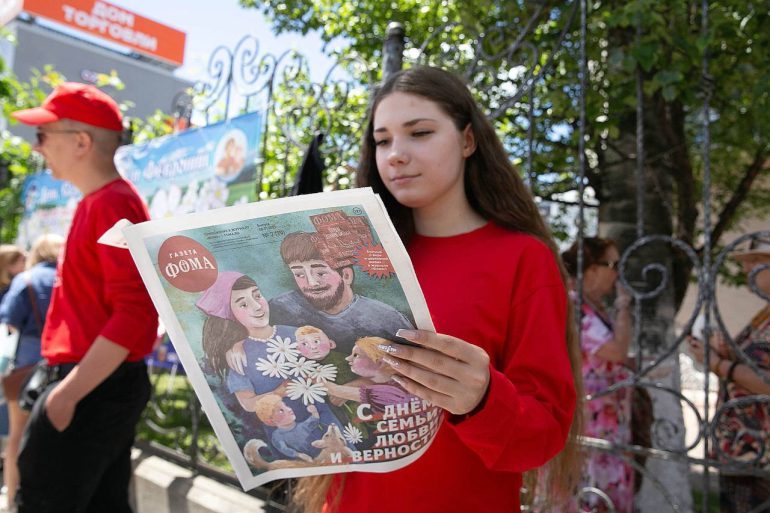Новый выпуск газеты «Фома» распространяли в Южно-Сахалинске на площадках празднования Дня семьи, любви и верности
