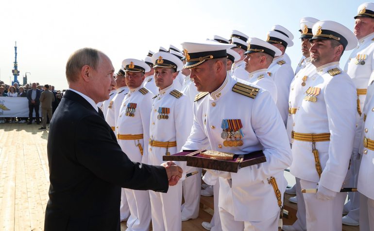 Владимир Путин подарил экипажу атомной подлодки «Князь Пожарский» складень с иконой Александра Невского