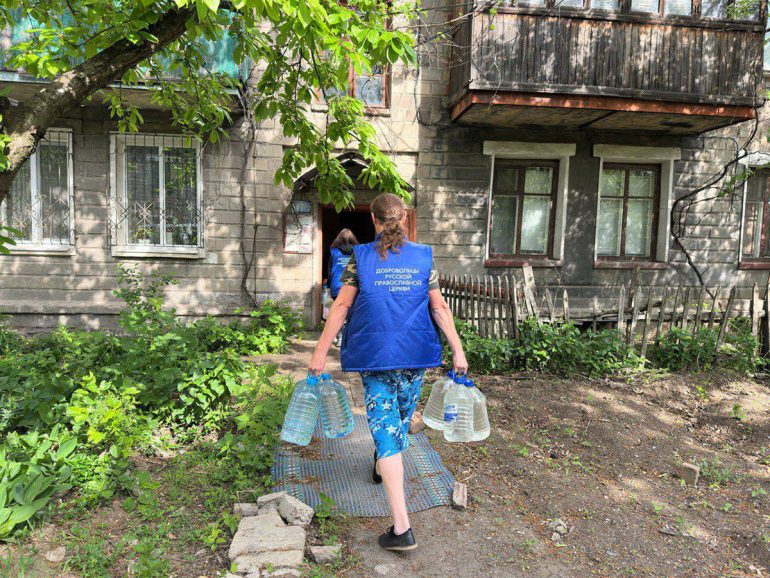 Православные добровольцы доставляют питьевую воду нуждающимся жителям Донецка