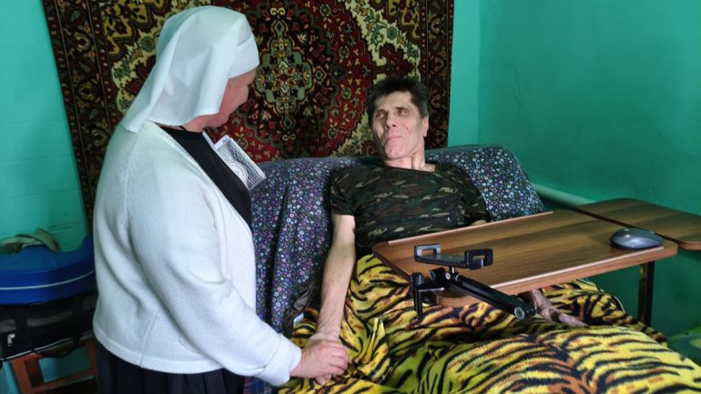 Православные добровольцы доставляют питьевую воду нуждающимся жителям Донецка