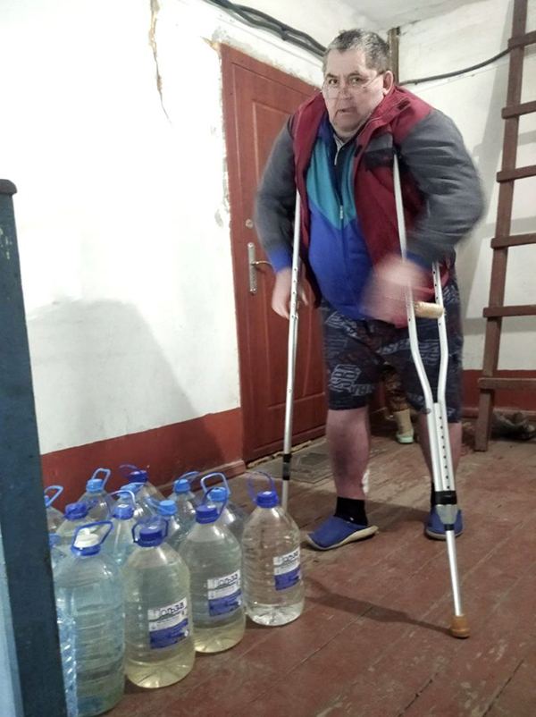 Православные добровольцы доставляют питьевую воду нуждающимся жителям Донецка