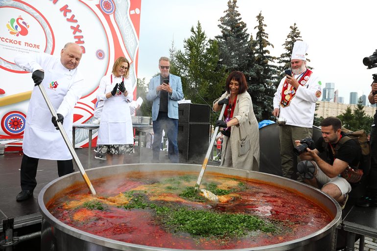 День Победы, Витус Беринг и две тонны Ленинградского рассольника: фестиваль «Русское поле» порадовал новыми площадками и рекордами