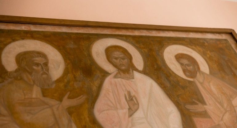 Правильно ли, что на исповеди священник не дает советов и обсуждает новости?