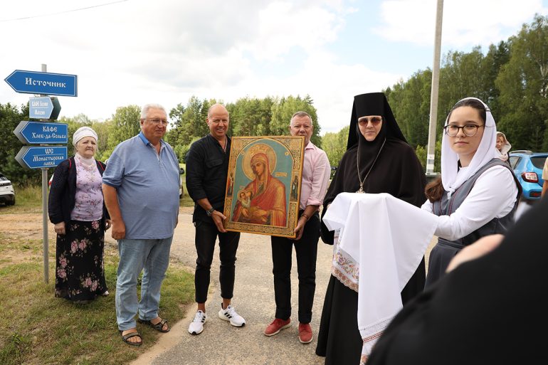 Николо-Сольбинскому монастырю подарили старинный список иконы Божией Матери «Млекопитательница»