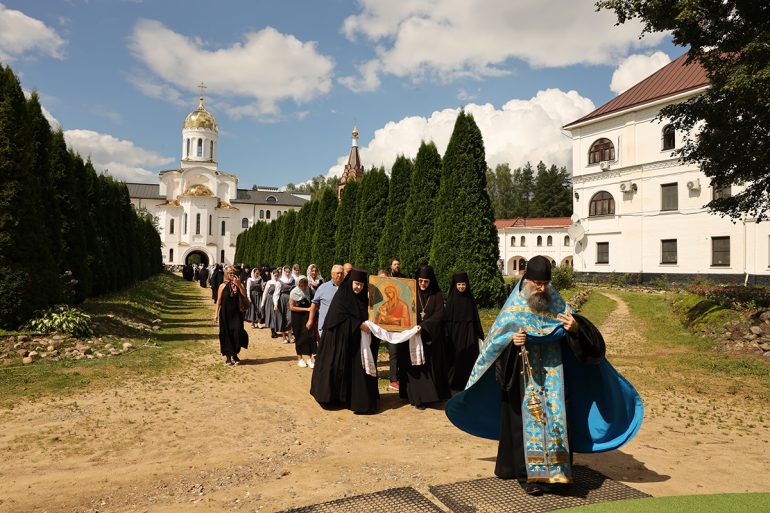 Николо-Сольбинскому монастырю подарили старинный список иконы Божией Матери «Млекопитательница»