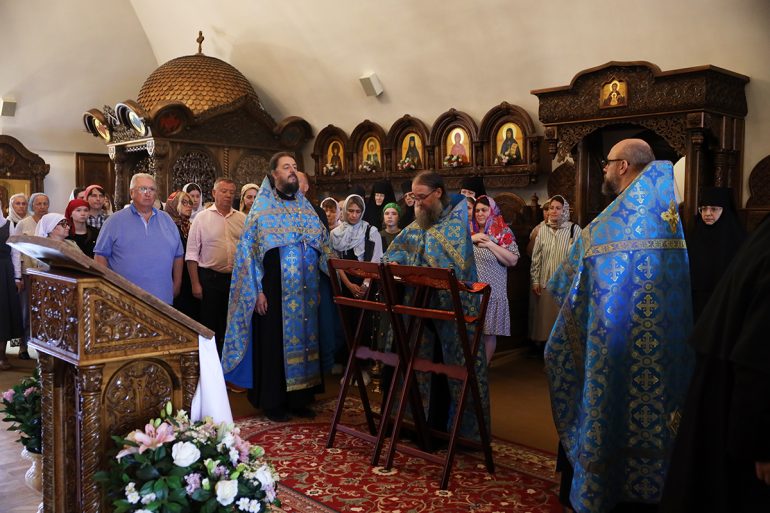 Николо-Сольбинскому монастырю подарили старинный список иконы Божией Матери «Млекопитательница»