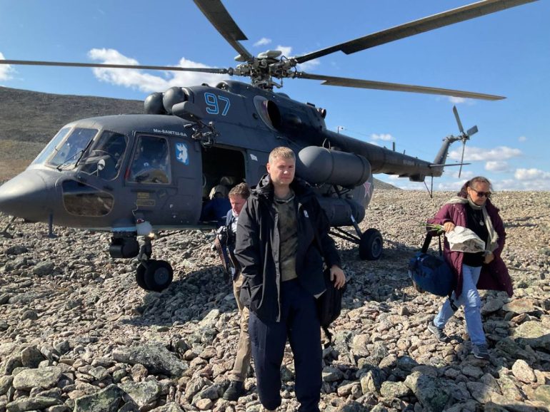 Владимир Путин возложил цветы к мемориалу Героям АлСиба, память о которых сохраняет Центр «Наследие»