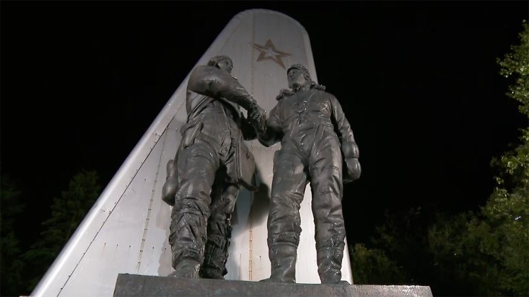 Владимир Путин возложил цветы к мемориалу Героям АлСиба, память о которых сохраняет Центр «Наследие»