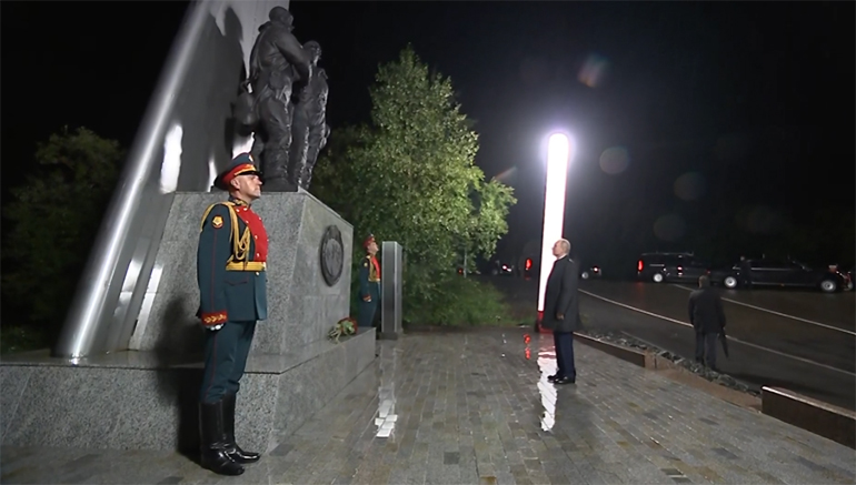 Владимир Путин возложил цветы к мемориалу Героям АлСиба, память о которых сохраняет Центр «Наследие»