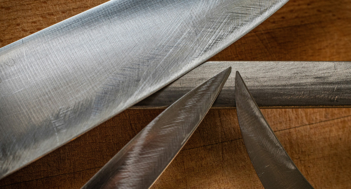 «Я ничего не успеваю, а муж приходит с работы и хочет, чтобы всё было накрыто». Что делать, если ссоры доходят до угроз и метания ножей?