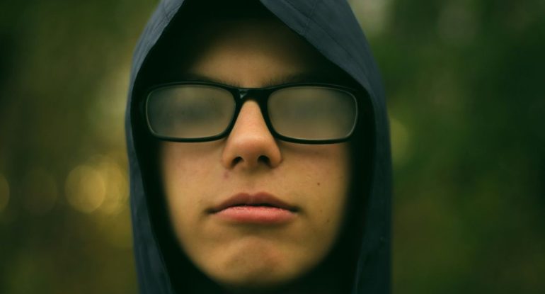 Сыну 28, живет с 50-летней. Как быть?