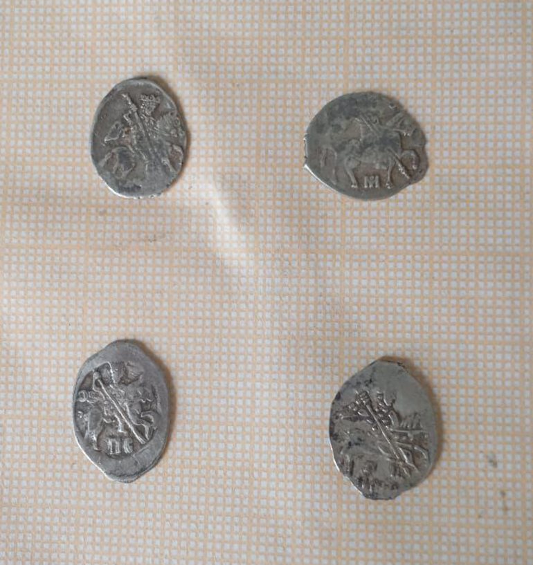 У Старицкого монастыря нашли клад с сотней монет и нательными крестами