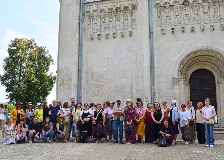 Жители и гости Владимира увидели современное церковное искусство и попробовали свои силы в написании картин с видом двух знаменитых соборов