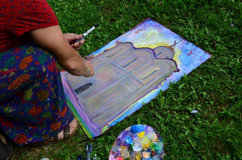 Жители и гости Владимира увидели современное церковное искусство и попробовали свои силы в написании картин с видом двух знаменитых соборов