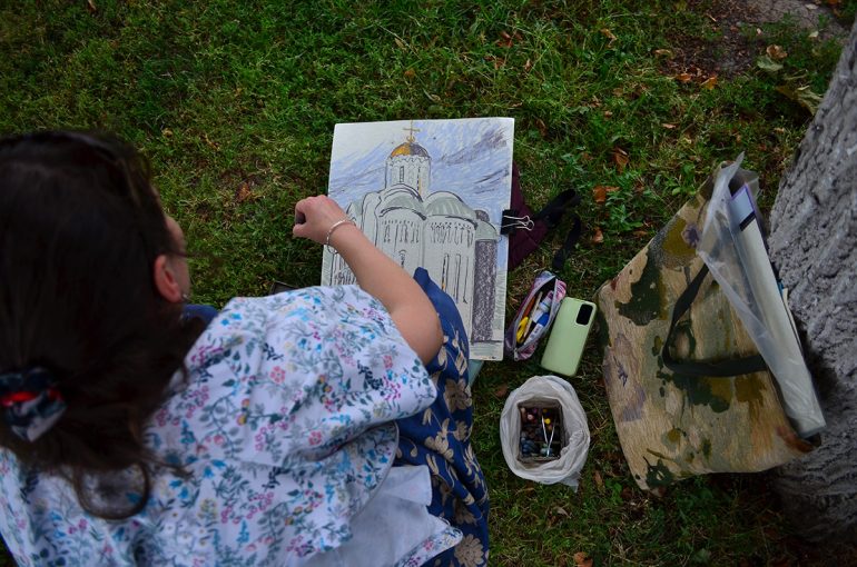 Жители и гости Владимира увидели современное церковное искусство и попробовали свои силы в написании картин с видом двух знаменитых соборов