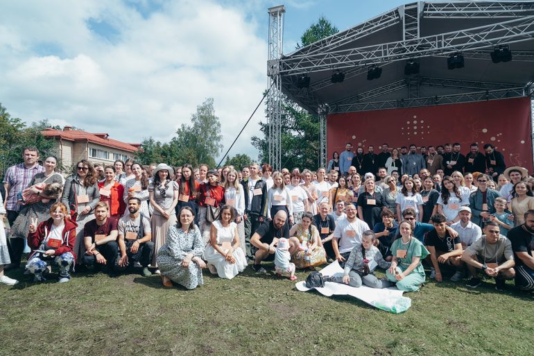 От 2 месяцев до 76 лет: в юбилейном фестивале «БРАТЬЯ» приняли участие братья и сестры во Христе из восьми стран