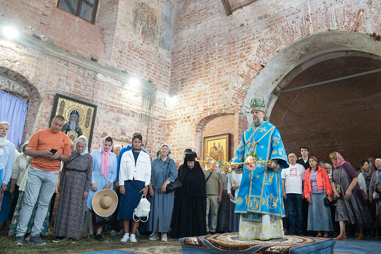 В возрождаемом храме Осташкова, у дважды чудом спасенной иконы, впервые за век совершили Литургию