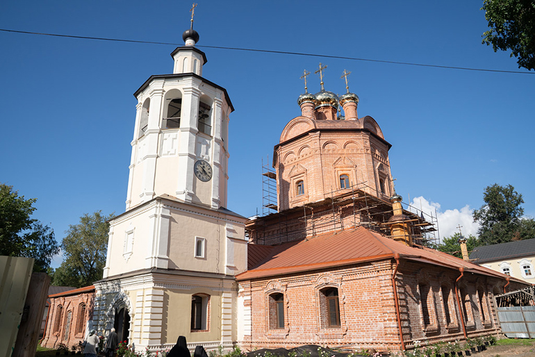 В возрождаемом храме Осташкова, у дважды чудом спасенной иконы, впервые за век совершили Литургию