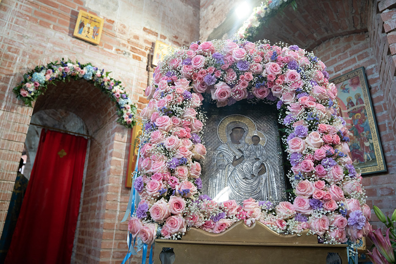 В возрождаемом храме Осташкова, у дважды чудом спасенной иконы, впервые за век совершили Литургию