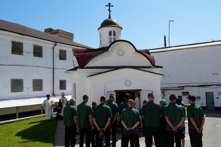 На территории СИЗО в Новороссийске освятили храм в честь святого, который был разбойником, а стал мучеником