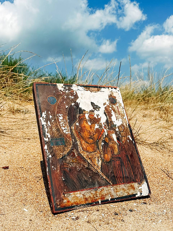 Волонтеры, убирающие мазут с побережья Черного моря, нашли икону Богородицы