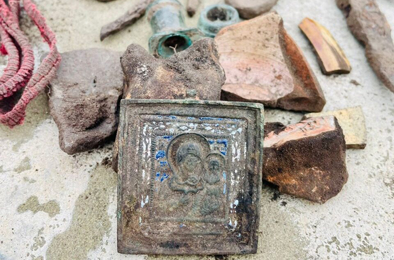 При расчистке места под строительство часовни в честь покровителя воинов боец СВО нашел икону