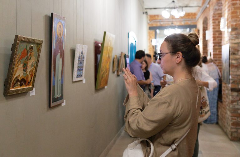 Жители и гости Владимира увидели современное церковное искусство и попробовали свои силы в написании картин с видом двух знаменитых соборов