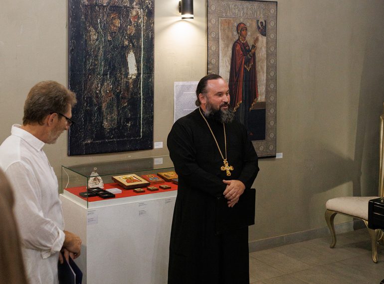 Жители и гости Владимира увидели современное церковное искусство и попробовали свои силы в написании картин с видом двух знаменитых соборов