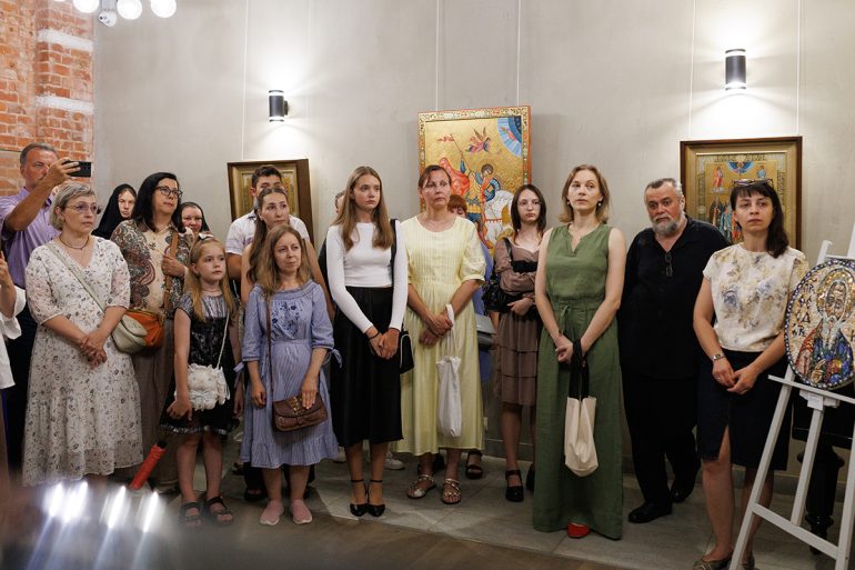 Жители и гости Владимира увидели современное церковное искусство и попробовали свои силы в написании картин с видом двух знаменитых соборов