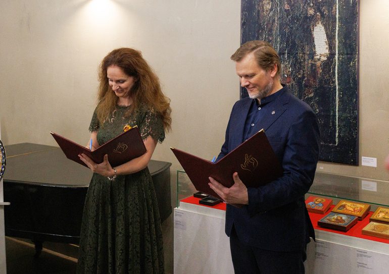 Жители и гости Владимира увидели современное церковное искусство и попробовали свои силы в написании картин с видом двух знаменитых соборов