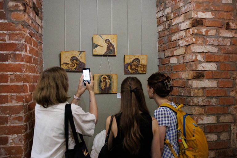 Жители и гости Владимира увидели современное церковное искусство и попробовали свои силы в написании картин с видом двух знаменитых соборов