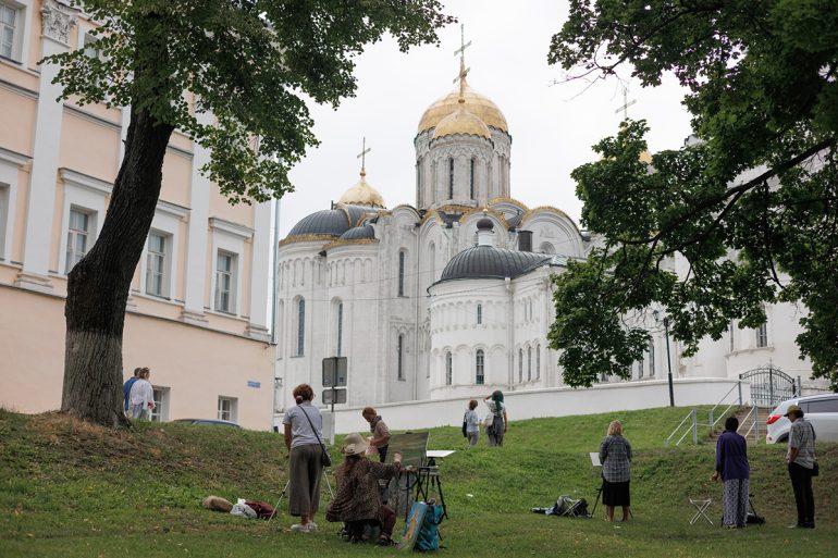 Жители и гости Владимира увидели современное церковное искусство и попробовали свои силы в написании картин с видом двух знаменитых соборов