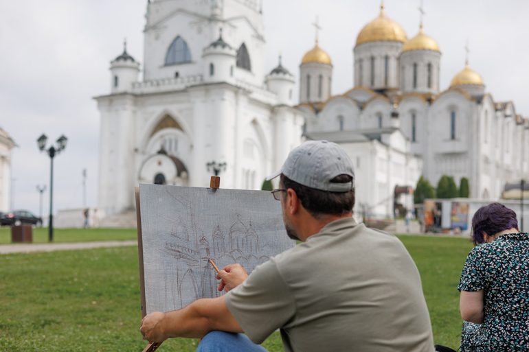 Жители и гости Владимира увидели современное церковное искусство и попробовали свои силы в написании картин с видом двух знаменитых соборов