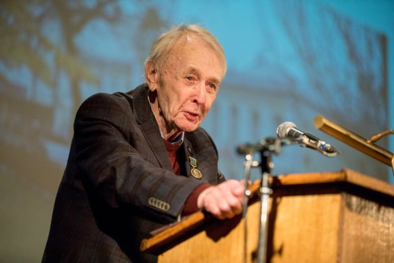 «Морозным вздохом белого пиона». Исповедальное стихотворение поэта, которого крестил новомученик