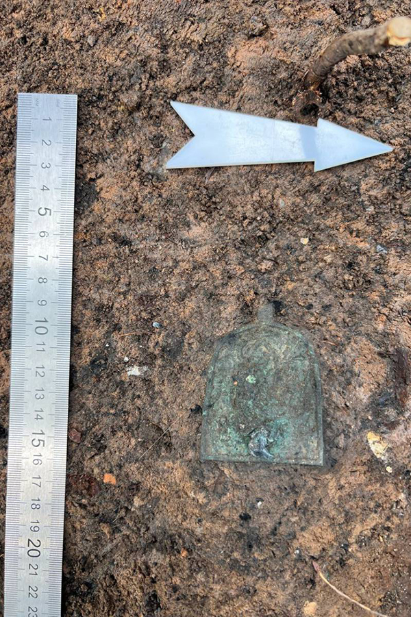 Редкую нательную икону XVI века нашли во время ремонта бульваров в Белозерске