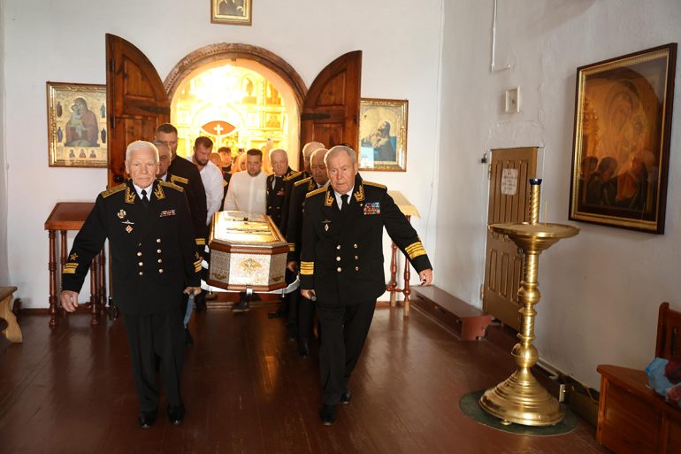 Почти 2 тысячи километров в память о святом адмирале: мощи Феодора Ушакова провезли от Москвы до Саранска, где передали их в кафедральный собор