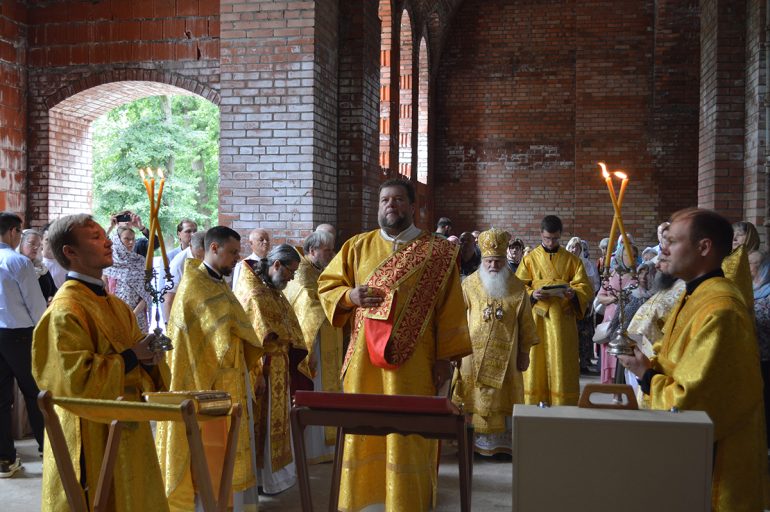 Почти 2 тысячи километров в память о святом адмирале: мощи Феодора Ушакова провезли от Москвы до Саранска, где передали их в кафедральный собор