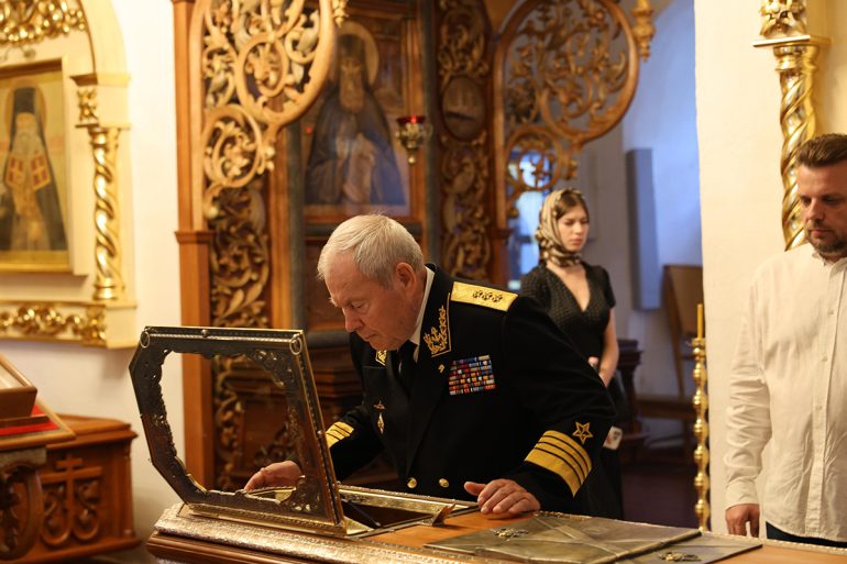 Почти 2 тысячи километров в память о святом адмирале: мощи Феодора Ушакова провезли от Москвы до Саранска, где передали их в кафедральный собор