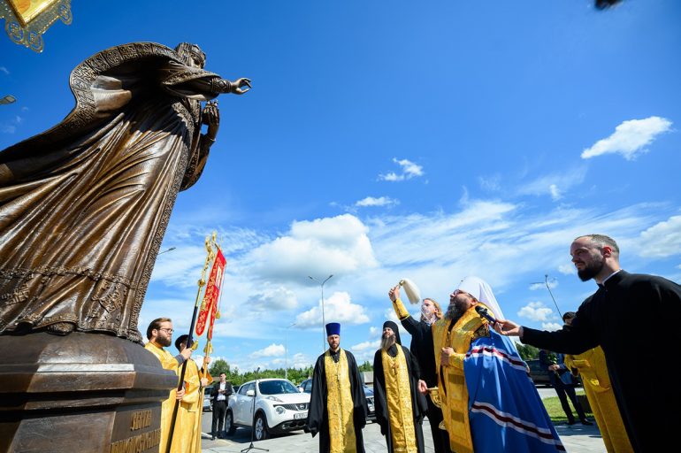 В аэропорту Пскова открыли памятник святой княгине Ольге