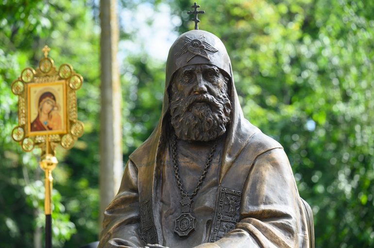 У стен будущего кадетского корпуса в Пскове открыли памятник святому патриарху Тихону